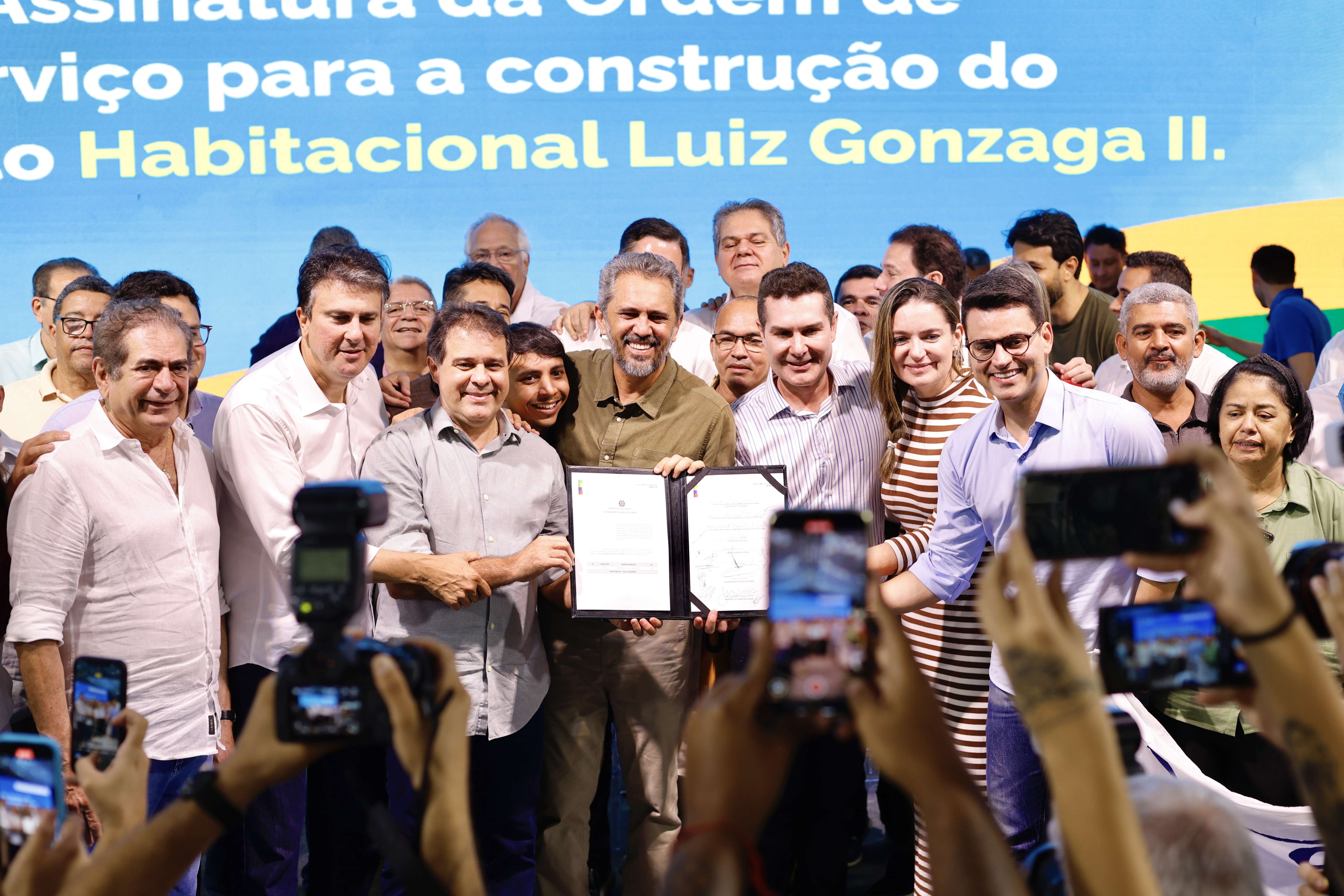 grupo de pessoas posa para a foto